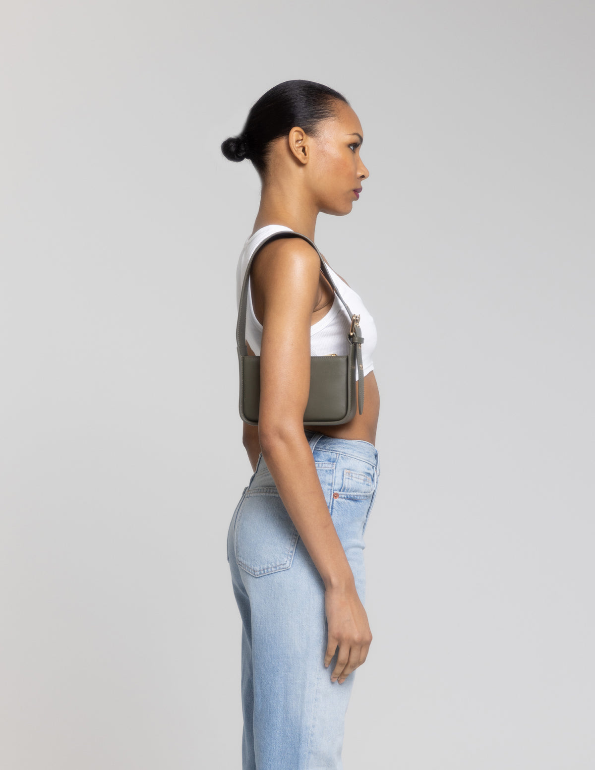 MAX+min Brooklyn Olive bag side view- adjustable leather strap
