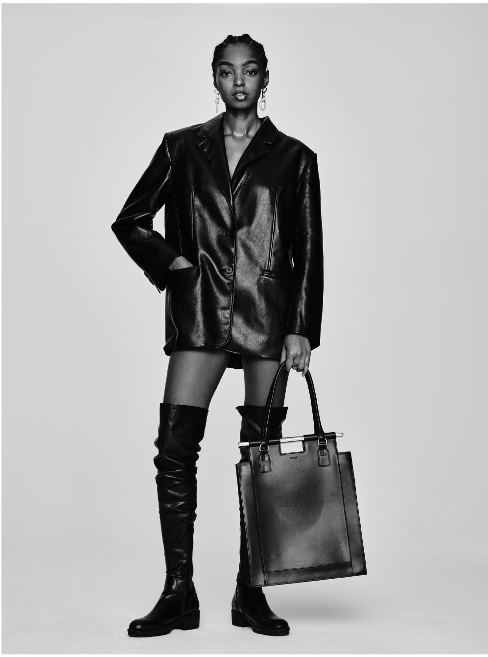 Woman carrying MAX+min Emory black leather tote bag
